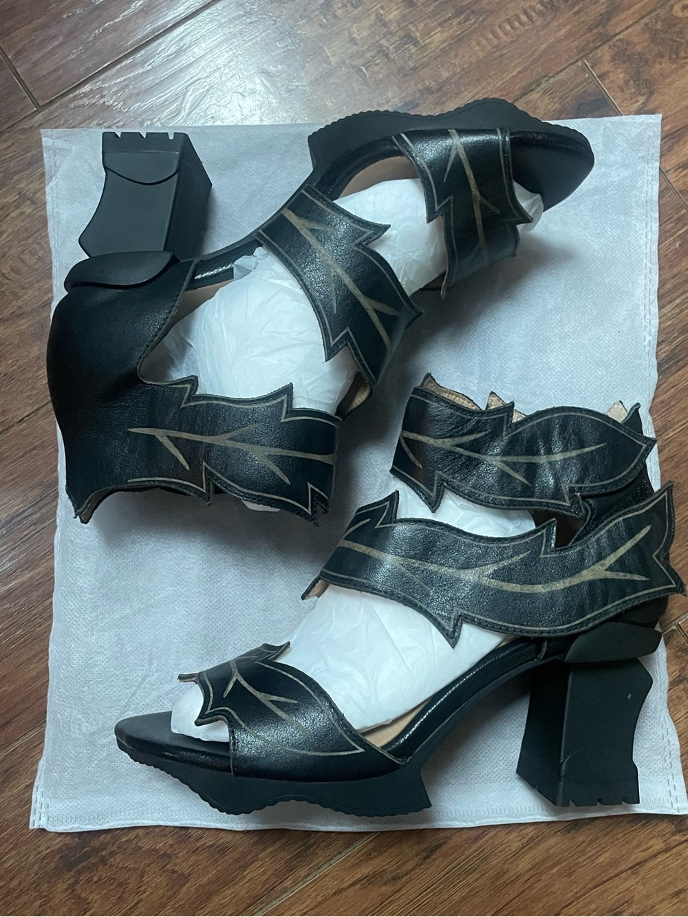 L’Artiste Zikry-B Women's Black Strappy Heeled Sandals size 41 9.5-10 NEW NIB